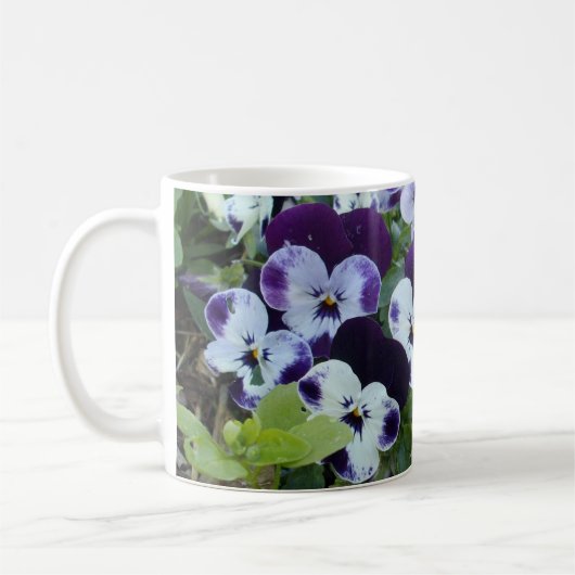 Weißes und Lila Stiefmütterchen über Bush, Kaffeetasse (Links)