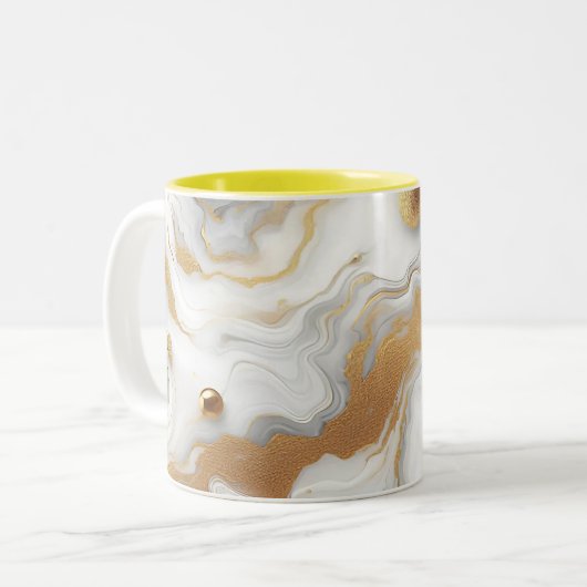 Weißes und mattes goldfarbenes Marmordesign Zweifarbige Tasse (Vorderseite Links)
