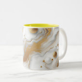 Weißes und mattes goldfarbenes Marmordesign Zweifarbige Tasse (VorderseiteRechts)