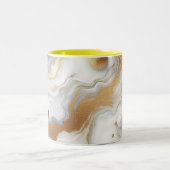 Weißes und mattes goldfarbenes Marmordesign Zweifarbige Tasse (Mittel)