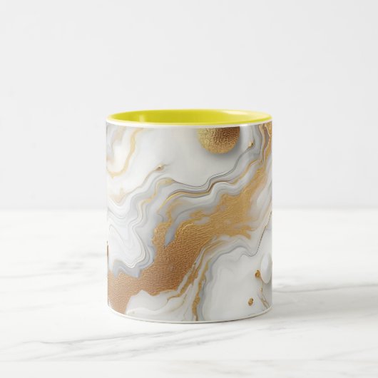 Weißes und mattes goldfarbenes Marmordesign Zweifarbige Tasse (Mittel)