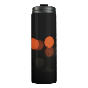 weißes und orangefarbenes Kunststoffspielzeug Thermosbecher