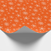 Weißes und orangefarbenes Schneeflockenpapier Geschenkpapier (Ecke)