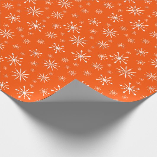 Weißes und orangefarbenes Schneeflockenpapier Geschenkpapier (Ecke)