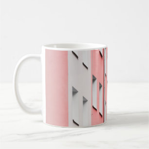 WEIßES UND ROSA BETONGEBÄUDE KAFFEETASSE