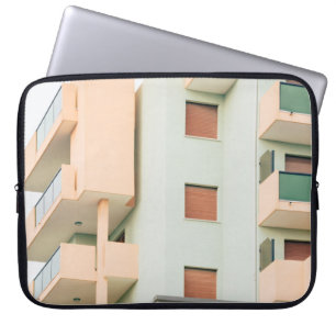 WEIßES UND ROSA BETONGEBÄUDE LAPTOPSCHUTZHÜLLE