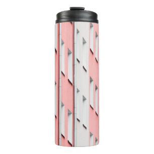 WEIßES UND ROSA BETONGEBÄUDE THERMOSBECHER