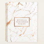 Weißes und Rose Gold Marmor Terminkalender Planer<br><div class="desc">Ein luxuriöser weißer und goldgelber Hintergrund aus Imitat und Rose verleiht diesem beruflichen Terminkalender eine schicke Ästhetik. Ihr Name oder Firmenname ist elegant in einem Imitat Rose Gold gerahmt Box auf der Titelseite. Ideal für Schönheitssalons, Haarstylisten, Wellness-Center, Hochzeitsplaner, Veranstaltungsplaner, Lehrer und vieles mehr. Kunst und Design © 1201AM Design Studio...</div>
