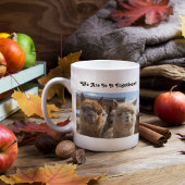 Weißes und rötlich-braunes, lockiges Alpaca-Paar Kaffeetasse