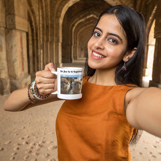 Weißes und rötlich-braunes, lockiges Alpaca-Paar Kaffeetasse