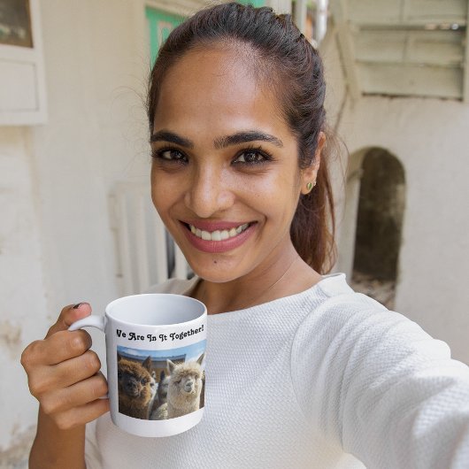 Weißes und rötlich-braunes, lockiges Alpaca-Paar Kaffeetasse