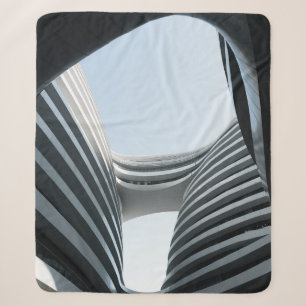 WEIßES UND SCHWARZES BETONGEBÄUDE UNTER BLAUEM HIM SHERPADECKE