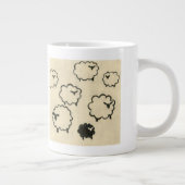 Weißes und schwarzes Schaf auf Creme Hintergrund Jumbo-Tasse (Rechts)