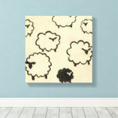 Weißes und schwarzes Schaf auf Creme Hintergrund Leinwanddruck (Insitu (Holzboden))