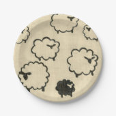 Weißes und schwarzes Schaf auf Creme Hintergrund Pappteller (Vorderseite)