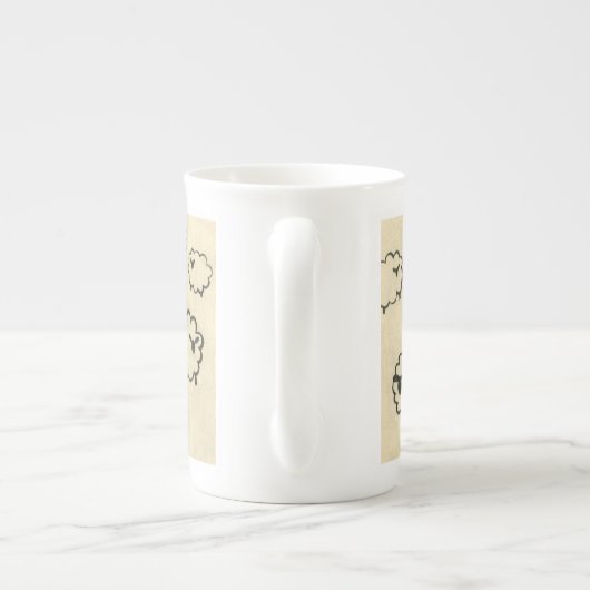 Weißes und schwarzes Schaf auf Creme Hintergrund Porzellantasse (Rückseite)