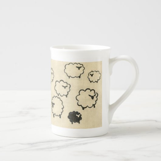 Weißes und schwarzes Schaf auf Creme Hintergrund Porzellantasse (Rechts)