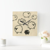 Weißes und schwarzes Schaf auf Creme Hintergrund Quadratische Wanduhr (Zuhause)