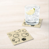 Weißes und schwarzes Schaf auf Creme Hintergrund Rechteckiger Pappuntersetzer (Vor Ort)