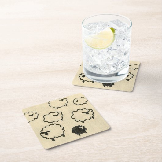 Weißes und schwarzes Schaf auf Creme Hintergrund Rechteckiger Pappuntersetzer (Vor Ort)