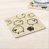 Weißes und schwarzes Schaf auf Creme Hintergrund Rechteckiger Pappuntersetzer (angewinkelt)