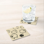 Weißes und schwarzes Schaf auf Creme Hintergrund Rechteckiger Pappuntersetzer (Vor Ort)