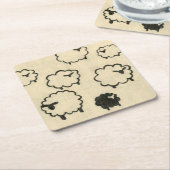 Weißes und schwarzes Schaf auf Creme Hintergrund Rechteckiger Pappuntersetzer (angewinkelt)