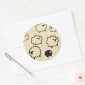 Weißes und schwarzes Schaf auf Creme Hintergrund Runder Aufkleber (Umschlag)