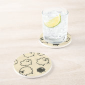 Weißes und schwarzes Schaf auf Creme Hintergrund Sandstein Untersetzer (Seite)