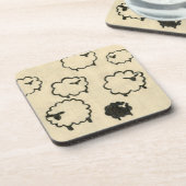 Weißes und schwarzes Schaf auf Creme Hintergrund Untersetzer (Linke Seite)