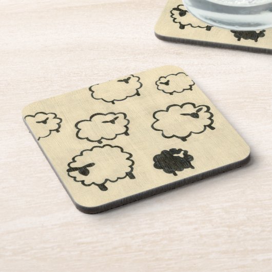 Weißes und schwarzes Schaf auf Creme Hintergrund Untersetzer (Linke Seite)