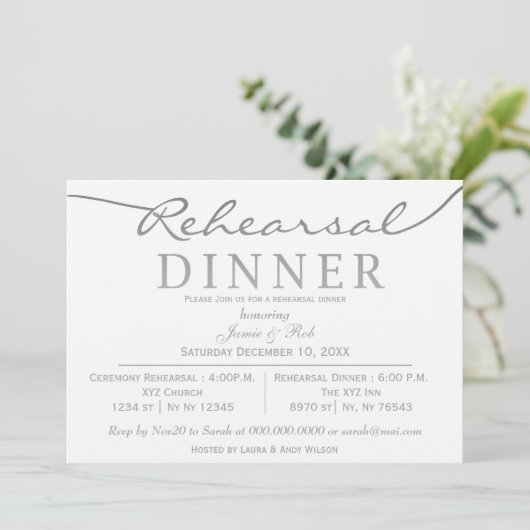 Weißes und silbernes Script-Probe-Dinner Einladung (Stehend Vorderseite)