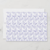 Weißes Verpackungspapier mit einem subtilen, sich  Save The Date (Rückseite)