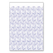 Weißes Verpackungspapier mit einem subtilen, sich  Tischnummer (Rückseite)