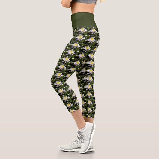Weißes Wasser Lilien Capri Leggings (Links)