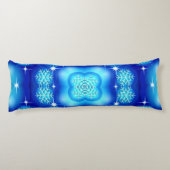 Weißes Weihnachtsschneeflockenmuster Seitenschläferkissen (Rückseite)