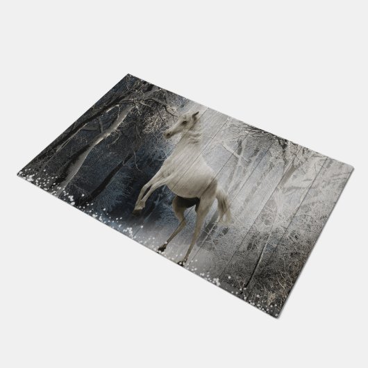 Weißes Winterpferd im Bergwald Fußmatte (Schrägansicht)