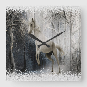 Weißes Winterpferd im Bergwald Quadratische Wanduhr
