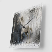 Weißes Winterpferd im Bergwald Quadratische Wanduhr (Winkel)