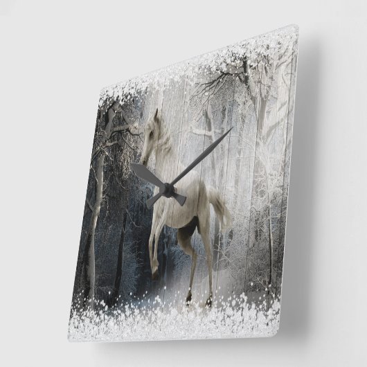 Weißes Winterpferd im Bergwald Quadratische Wanduhr (Winkel)