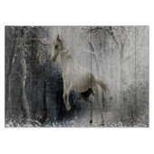 Weißes Winterpferd im Bergwald Schneidebrett (Vorderseite)