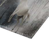 Weißes Winterpferd im Bergwald Schneidebrett (Ecke)