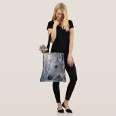 Weißes Winterpferd in schneebedeckter Kiefer Tasche (Am Model)