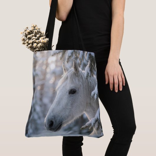 Weißes Winterpferd in schneebedeckter Kiefer Tasche (Von Nahem)