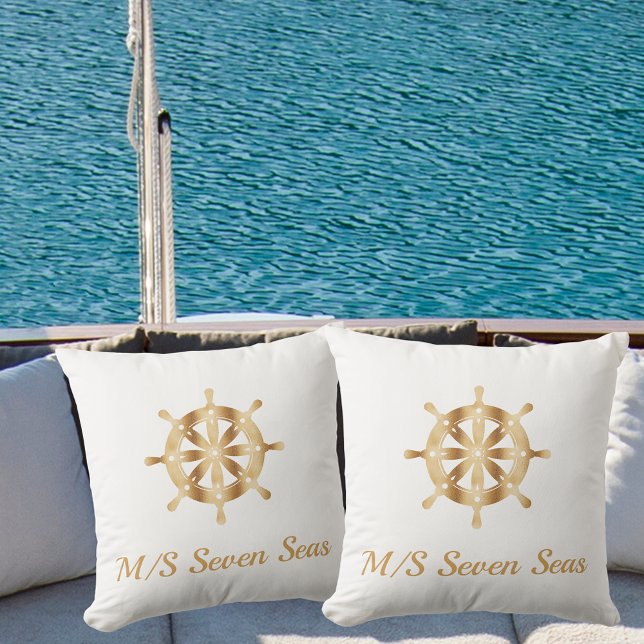 Weißes Yachtboot Name goldenes Lenkrad Küstenstrei Kissen (Von Creator hochgeladen)