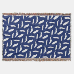 Weißfederdruck auf dunklem Navy Blue Decke