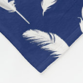 Weißfederdruck auf dunklem Navy Blue Fleecedecke (Ecke)