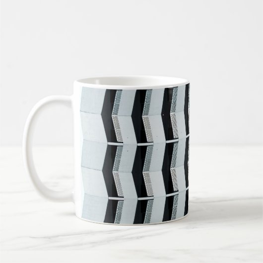 Weißgestrichenes Gebäude Kaffeetasse (Links)