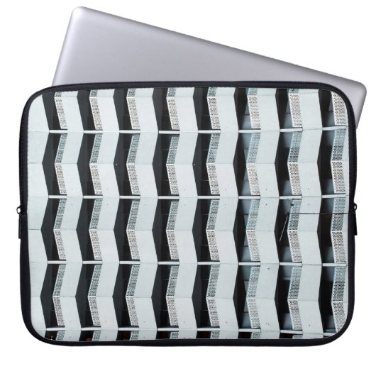 Weißgestrichenes Gebäude Laptopschutzhülle (Vorderseite)