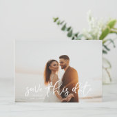 Weißkalligraphie-Overlay Save the Date Fotokarte (Stehend Vorderseite)